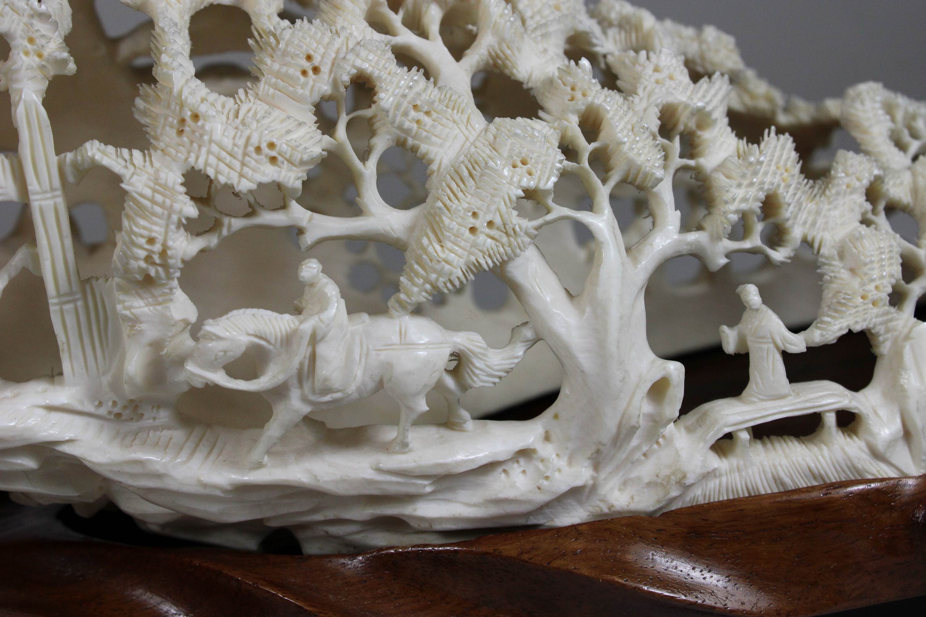 Großer geschnitzter Zahn, Bein, Ländliche Szenen in einer Baumlandschaft - Image 2 of 5