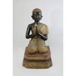 Bronze Buddha in knieender Haltung mit gefalteten Händen