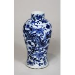 Kleine Vase, China, Porzellan Ringmarke Kangxi Nian Zhi, 19. Jahrhundert