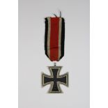 Eisernes Kreuz 2. Klasse mit Verleihungstüte und Verleihungsurkunde.