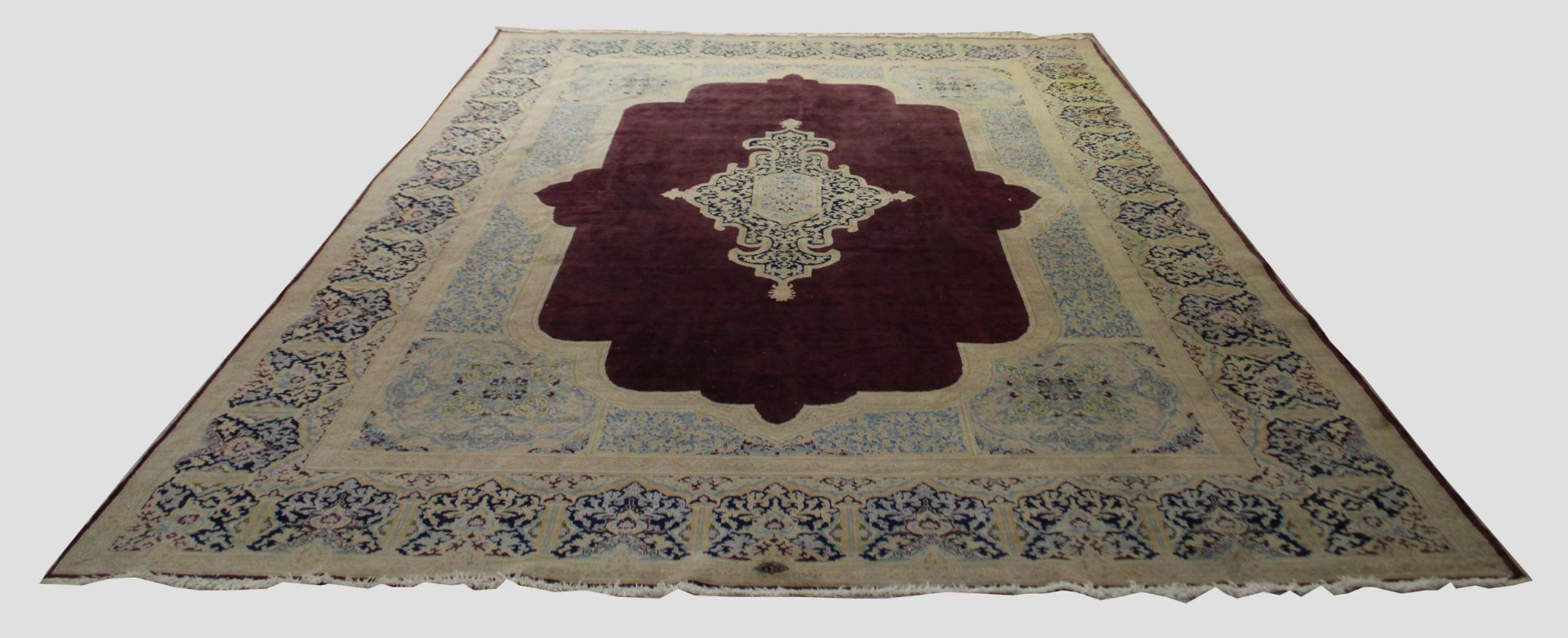 Tabriz, Teppich. Maße: 391 x 261 cm.