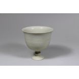 Cup, China, Porzellan, wohl Qing Dynastie (1644-1911), weiß glasiert, krakeliert.