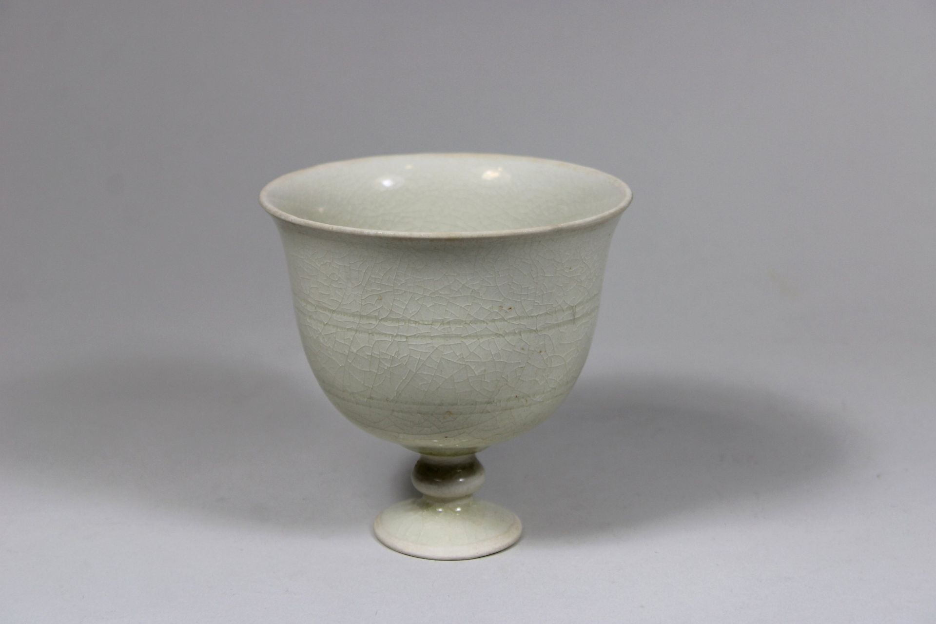 Cup, China, Porzellan, wohl Qing Dynastie (1644-1911), weiß glasiert, krakeliert.