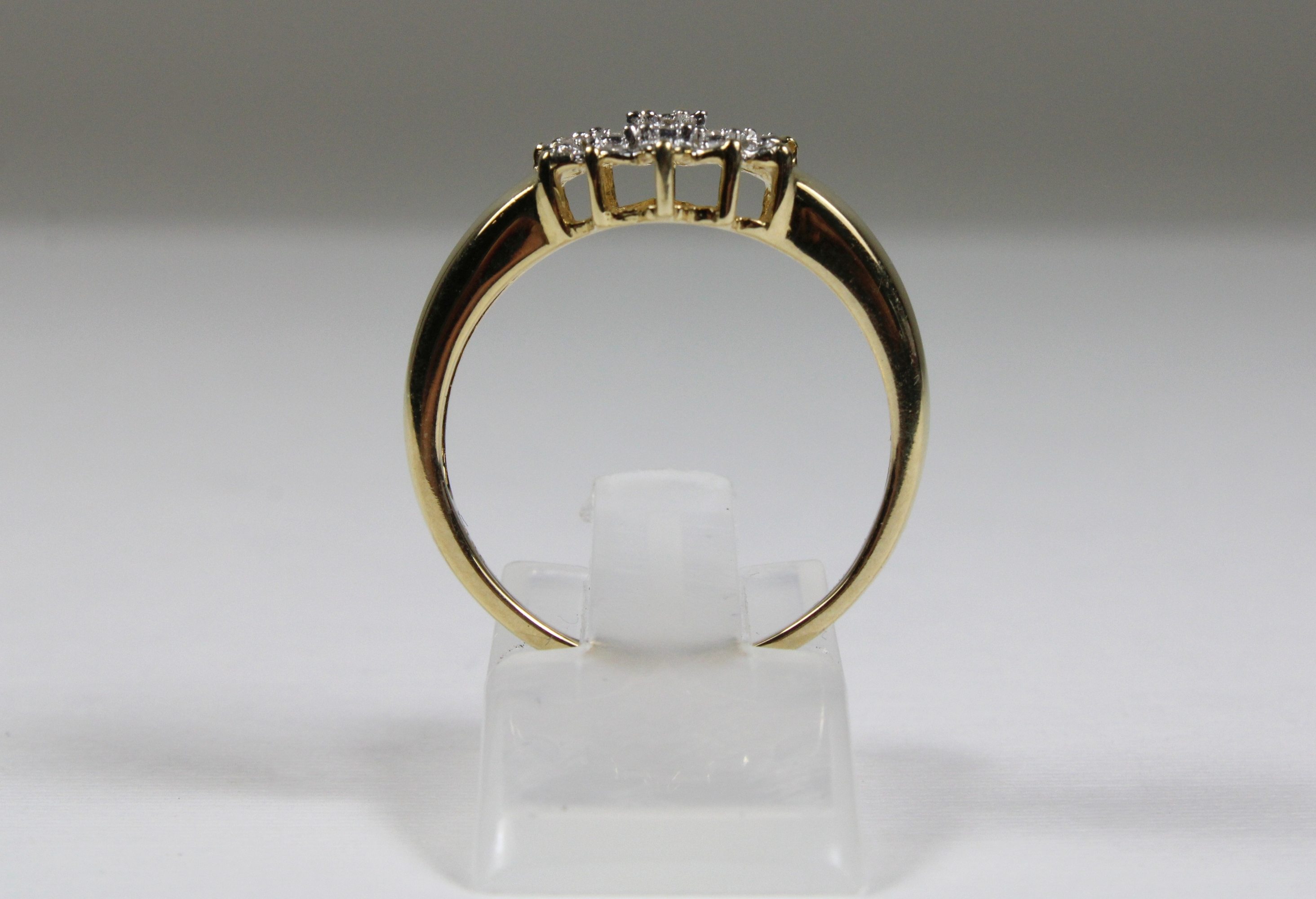 Ring, 585 Gold, G. 3,9 gr, Ringgröße ca. 62, Dm. 19,5 mm, 19 Diamanten. - Image 2 of 3