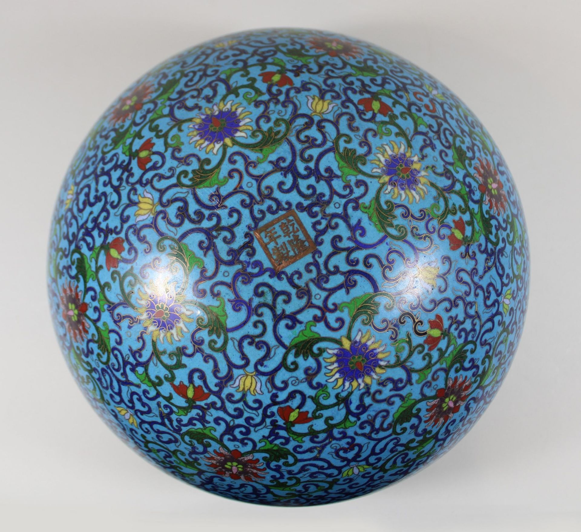 Cloisonne Schale, China, 18./19. Jh., am Boden markiert, blau glasiert mir floralen Dekor - Bild 3 aus 4