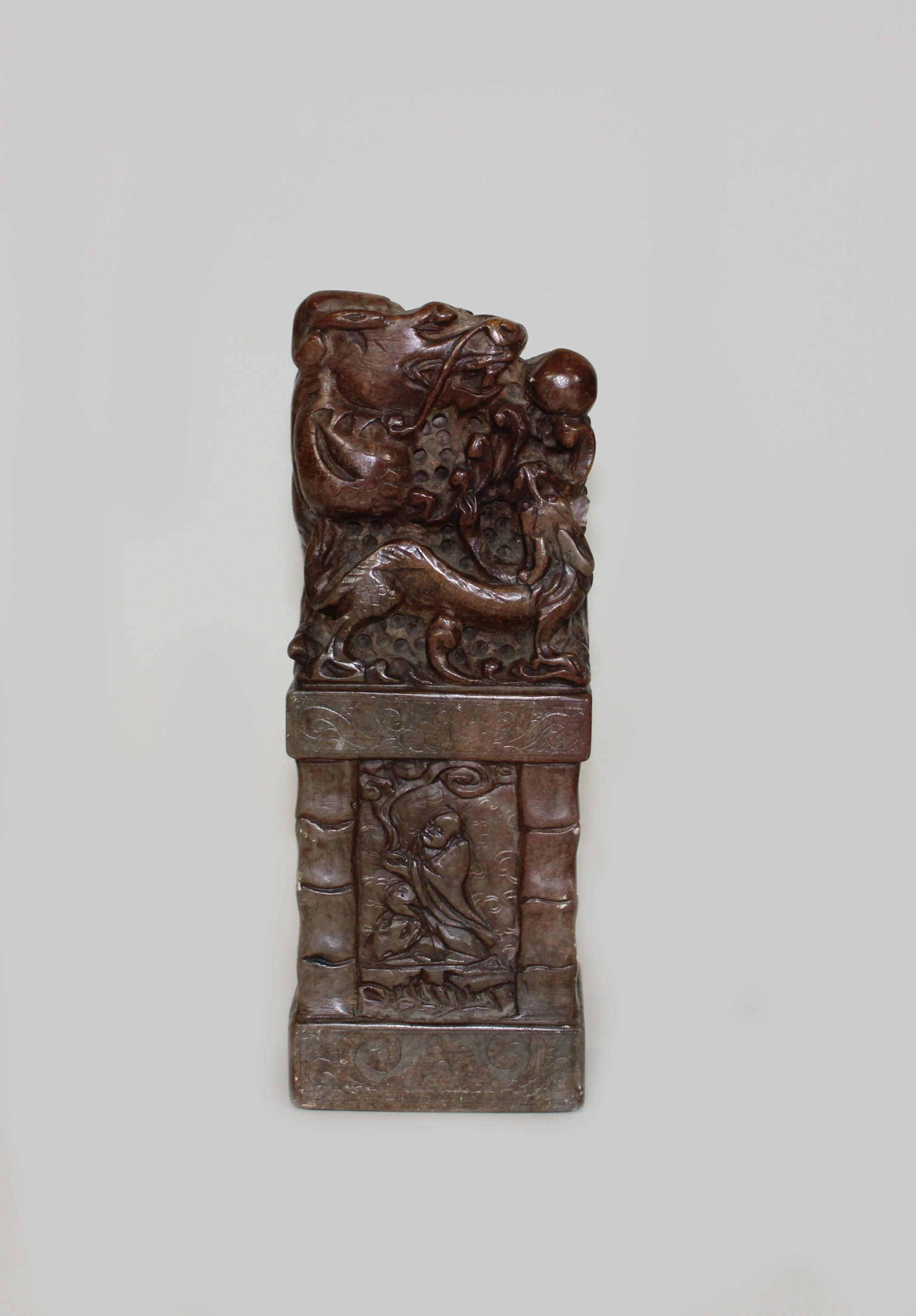 Drachenskulptur mit Reliefsockel, China, Speckstein, H. 20,5 cm, B. 7,5 cm, T. 7 cm