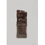 Drachenskulptur mit Reliefsockel, China, Speckstein, H. 20,5 cm, B. 7,5 cm, T. 7 cm