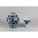 Vase und Sockelschale, China, Porzellan, blau-weiß Unterglasur