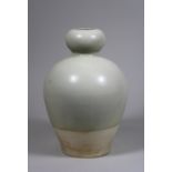 Vase, China, Porzellan, wohl 19. Jh., weiß glasiert. H.: 22 cm.