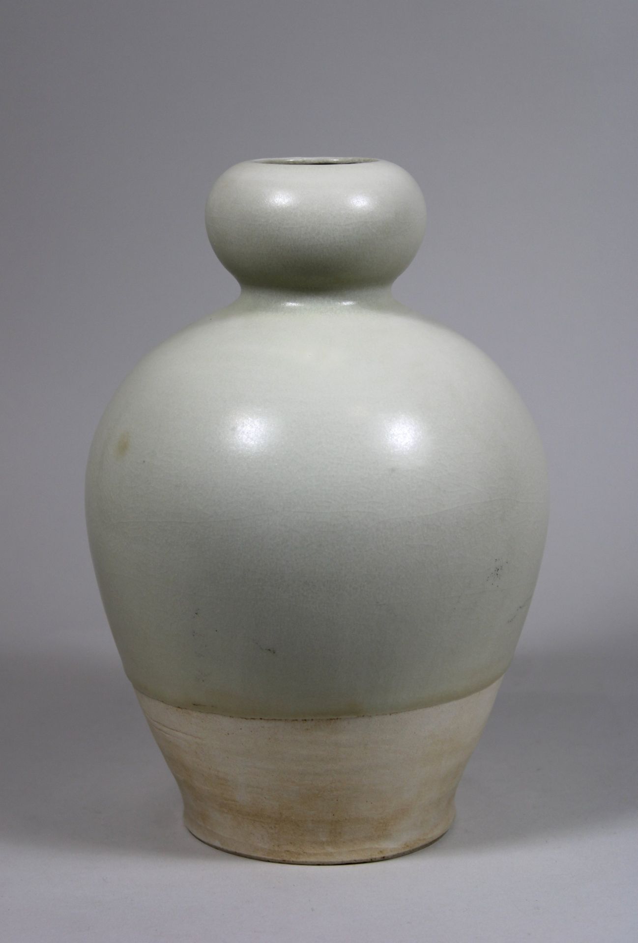 Vase, China, Porzellan, wohl 19. Jh., weiß glasiert. H.: 22 cm.