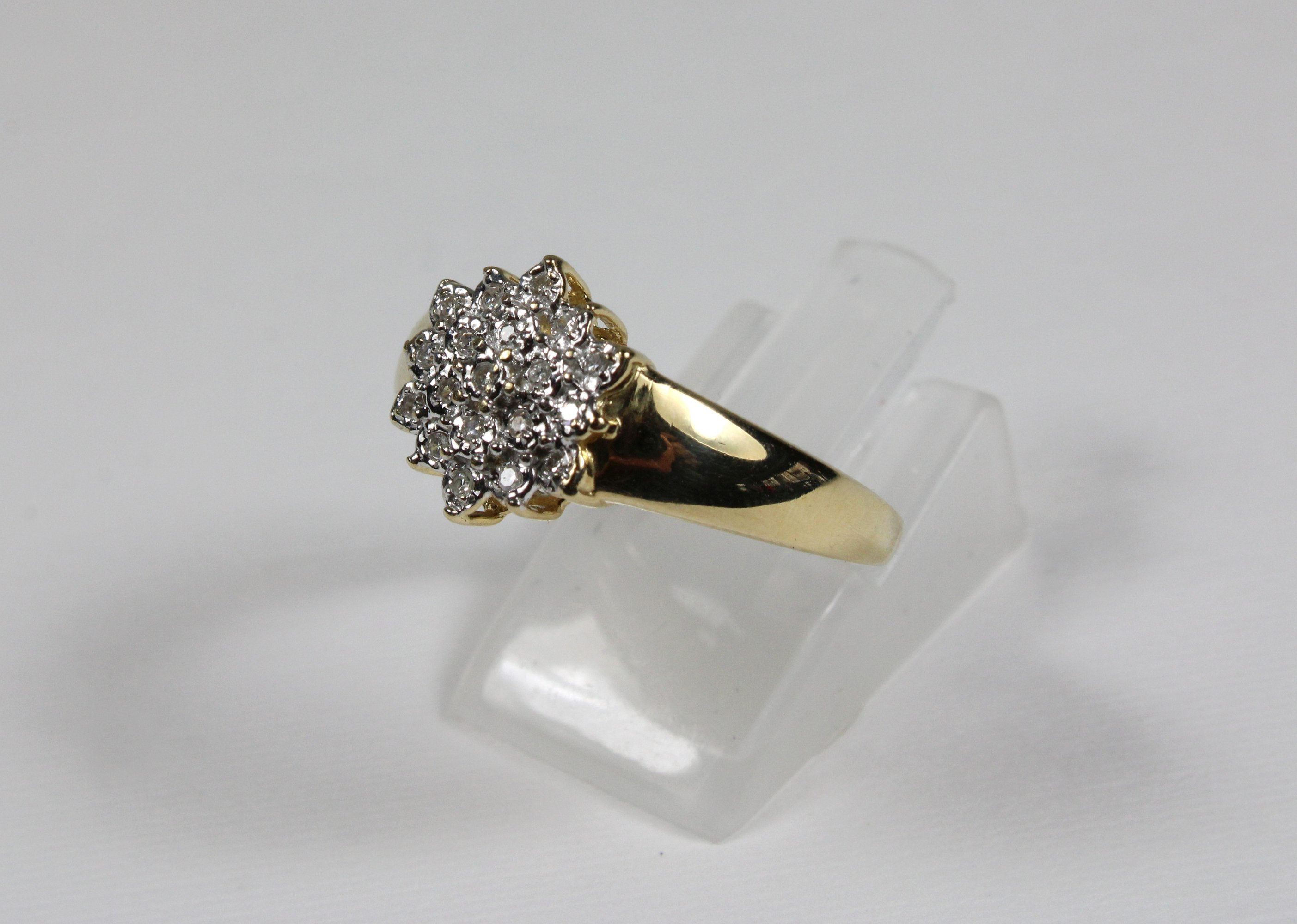 Ring, 585 Gold, G. 3,9 gr, Ringgröße ca. 62, Dm. 19,5 mm, 19 Diamanten.