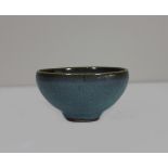 Junyao Teeschale, China, Steinzeug, ohne Marke, wohl Yuan/Ming-Dynastie (1279-1644)