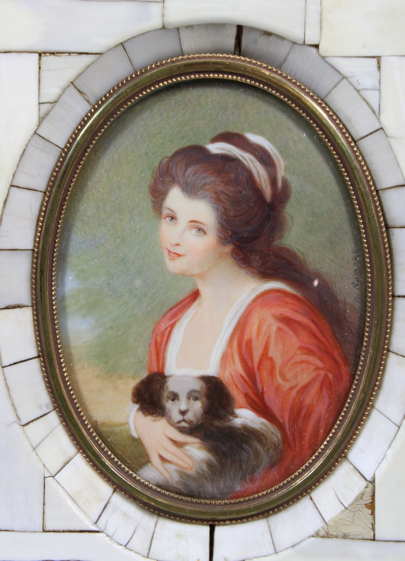 Paar Miniaturmalereien in Knochen gefasst, Liebespaar und Damenportrait mit Hund - Bild 2 aus 3