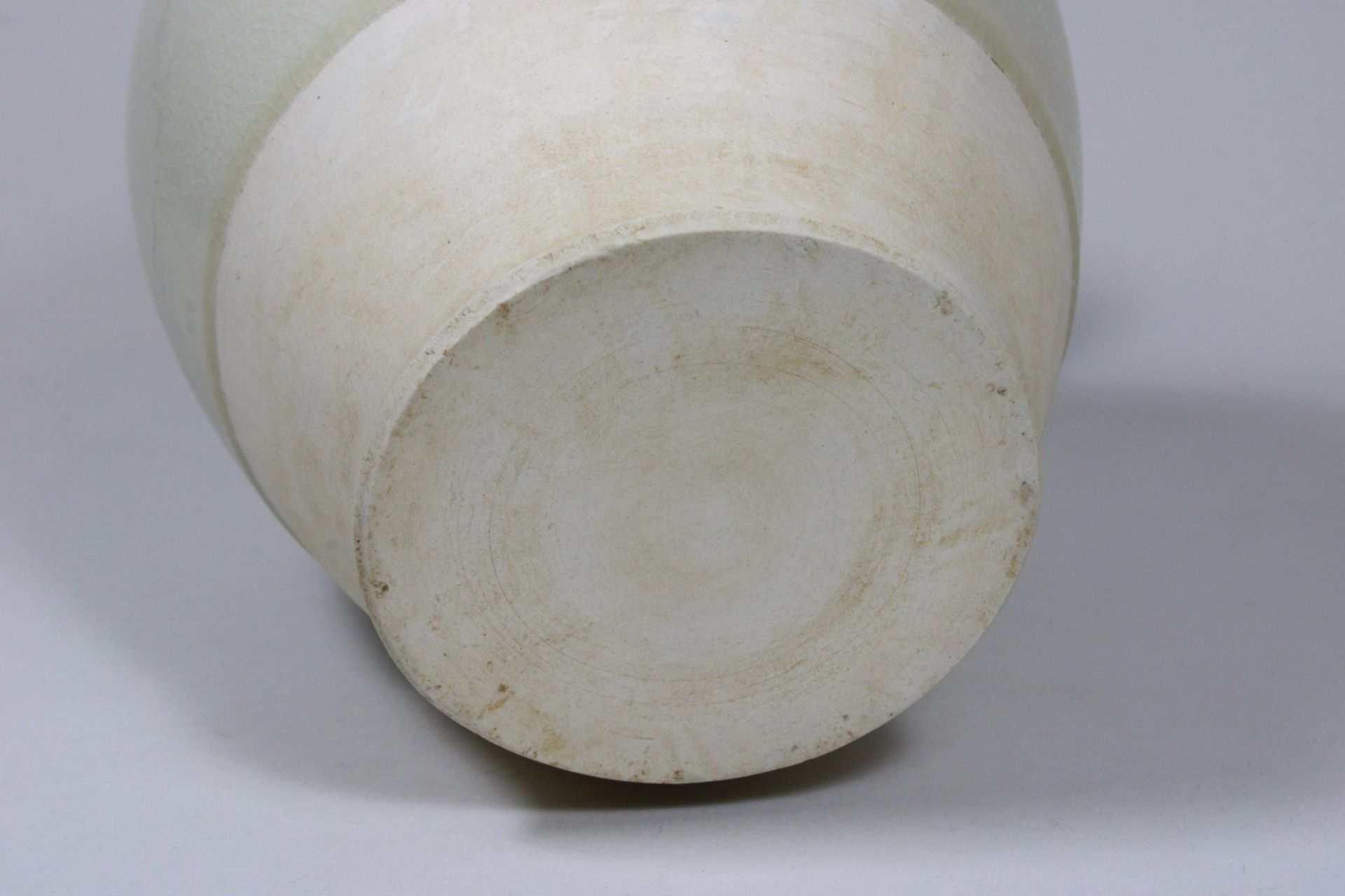 Vase, China, Porzellan, wohl 19. Jh., weiß glasiert. H.: 22 cm. - Bild 2 aus 3