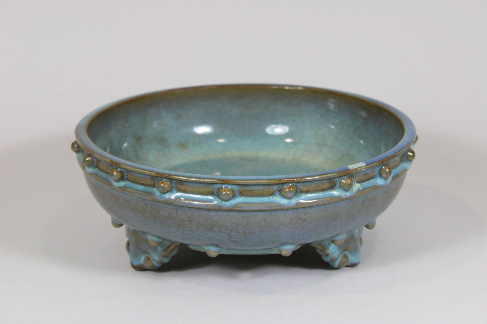 Bulb Bowl, China, Porzellan, wohl 20. Jh., numbered 3 Jun tripod, glasiert. Dm.: 24,2 cm, H.: 9,5 cm