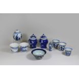 Konvolut Porzellan 12 Tl., China, 5x Teecups, blau-weiß unterglasur