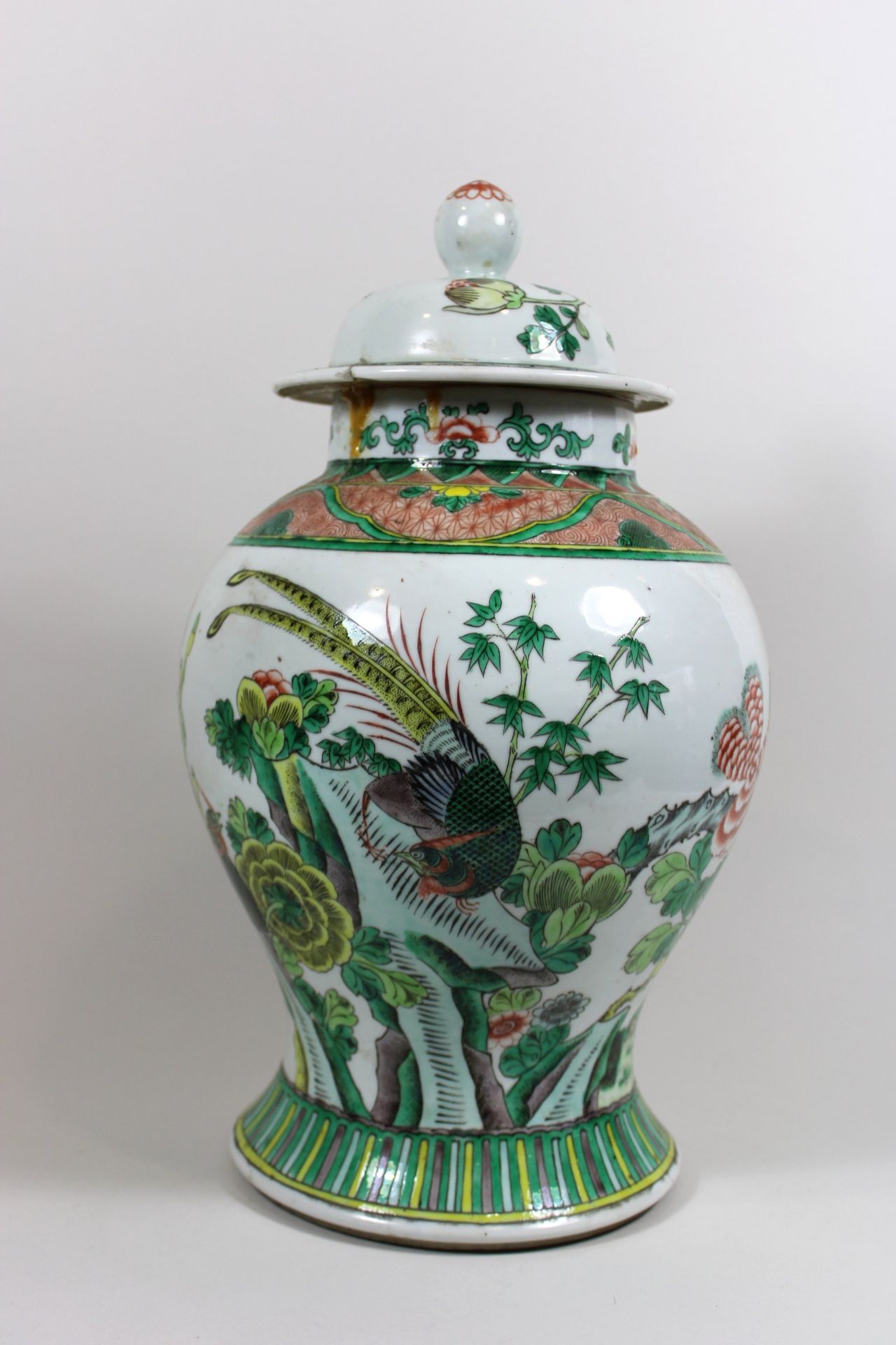 Paar Vasen, China, Porzellan, eine Deckelvase (Deckel angeklebt) - Bild 4 aus 7