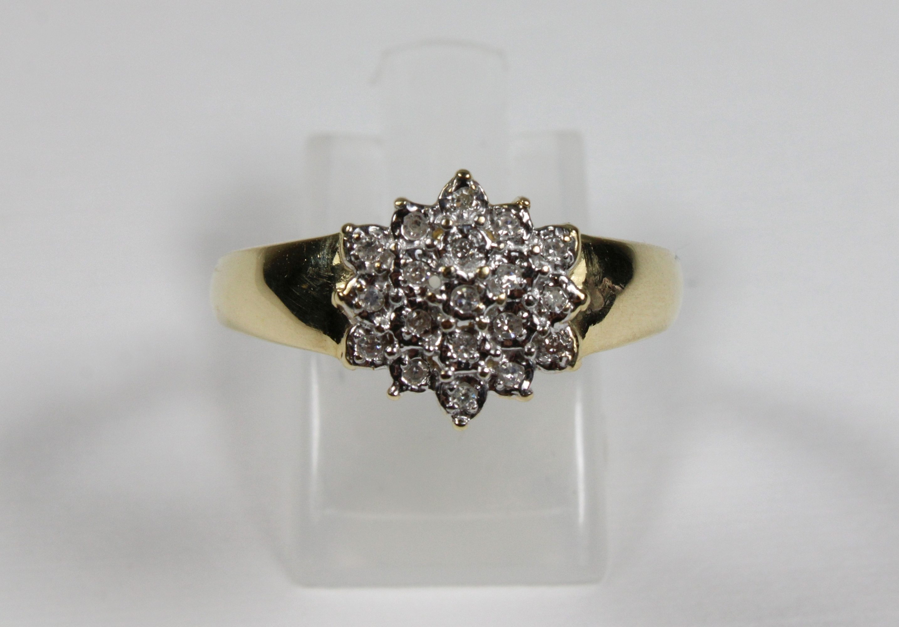 Ring, 585 Gold, G. 3,9 gr, Ringgröße ca. 62, Dm. 19,5 mm, 19 Diamanten. - Image 3 of 3