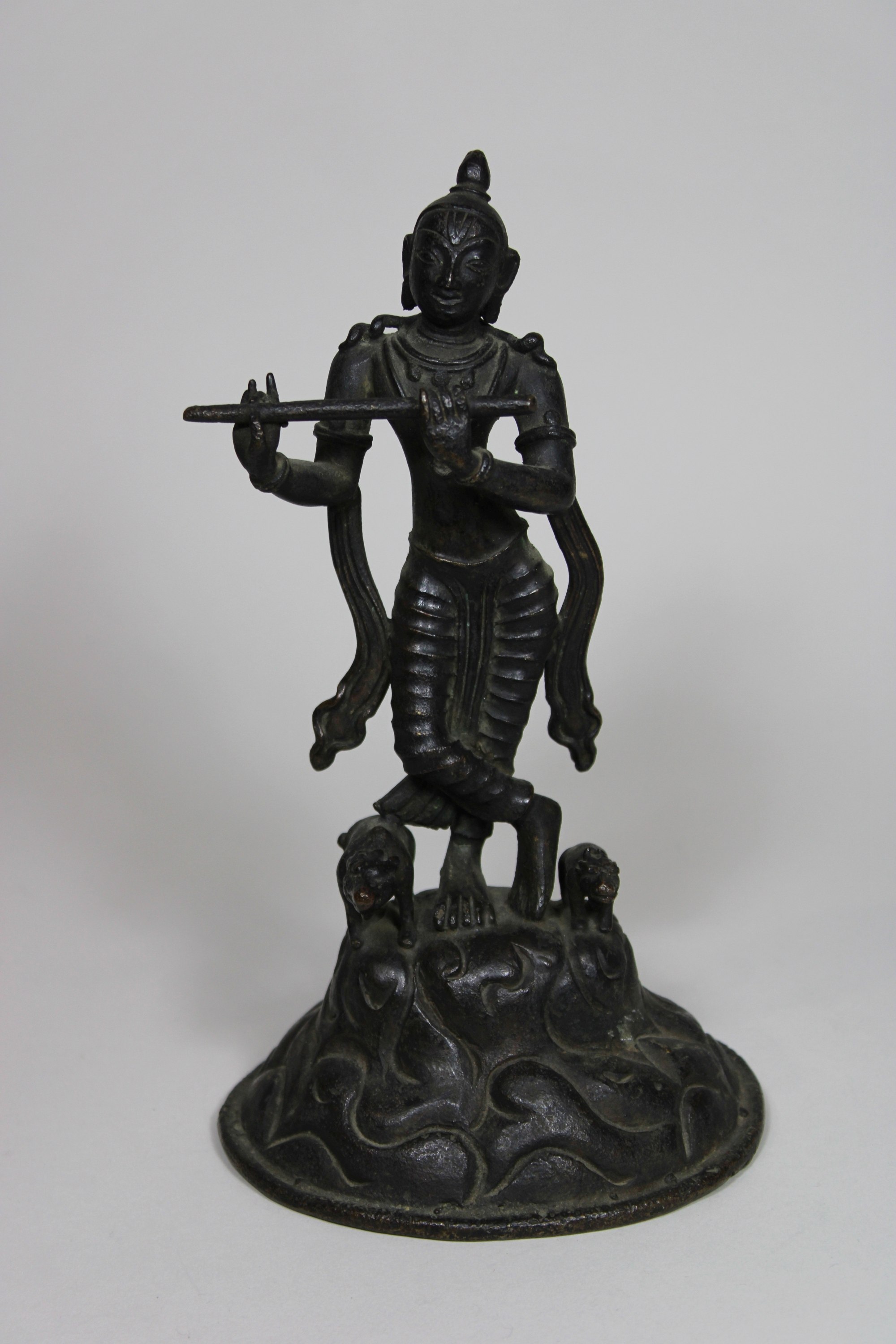 Krisna Statue, Tibet, Bronze, flötenspielend mit zwei Tieren