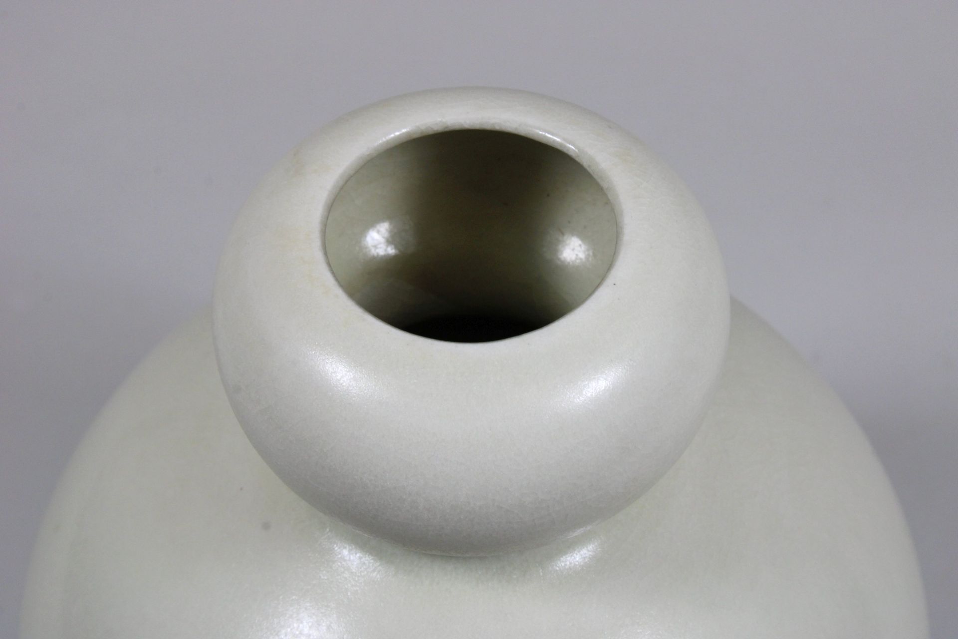 Vase, China, Porzellan, wohl 19. Jh., weiß glasiert. H.: 22 cm. - Image 3 of 3