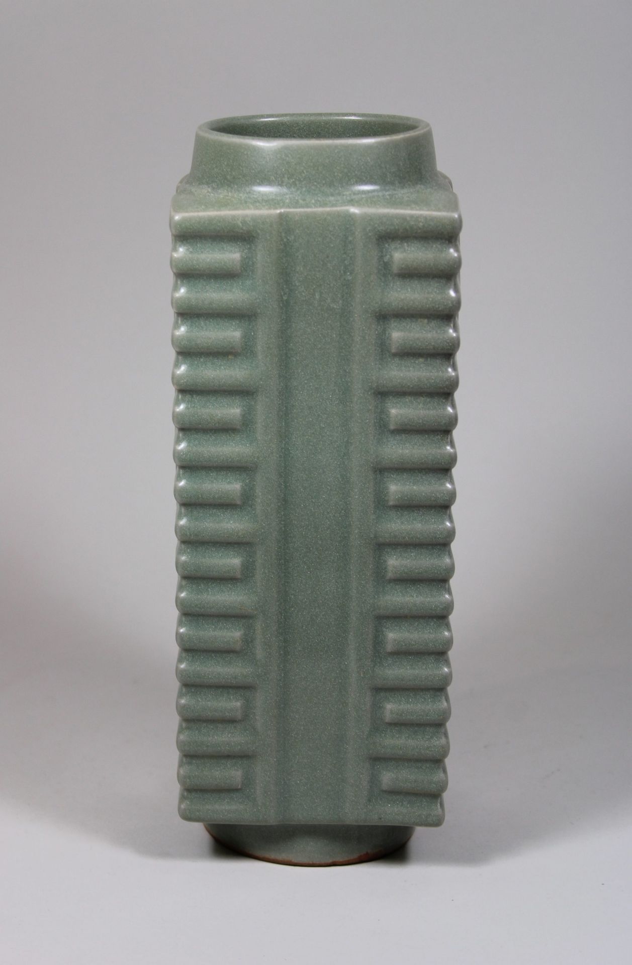 Cong Vase, China, Porzellan, wohl 19/20. Jh., Longquan Seladon. H.: 26 cm.