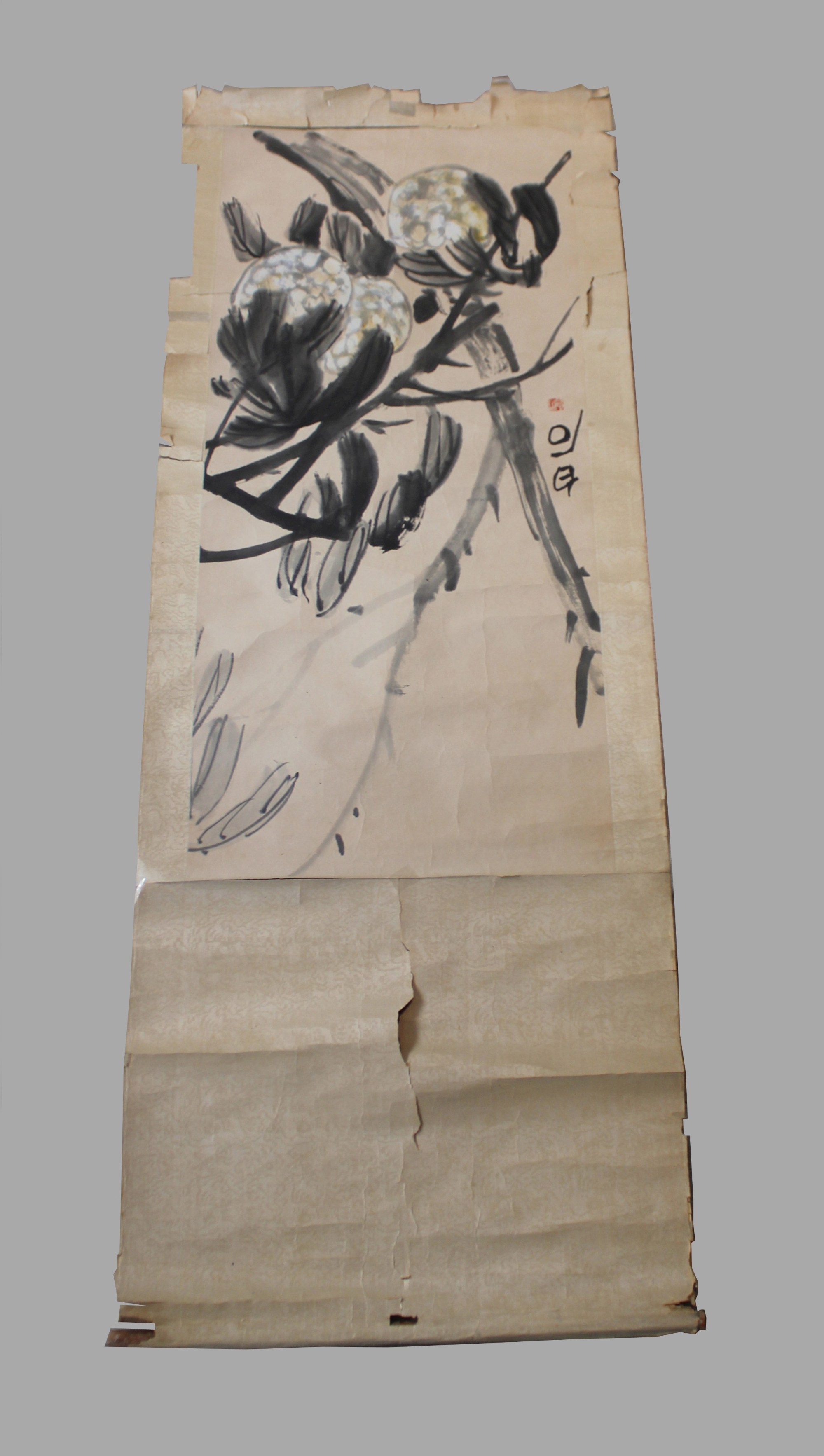 Rollbild, China, um 1900, Pflanzendarstellung mit Inschrift. H.: 140,5 cm, B.: 53 cm.
