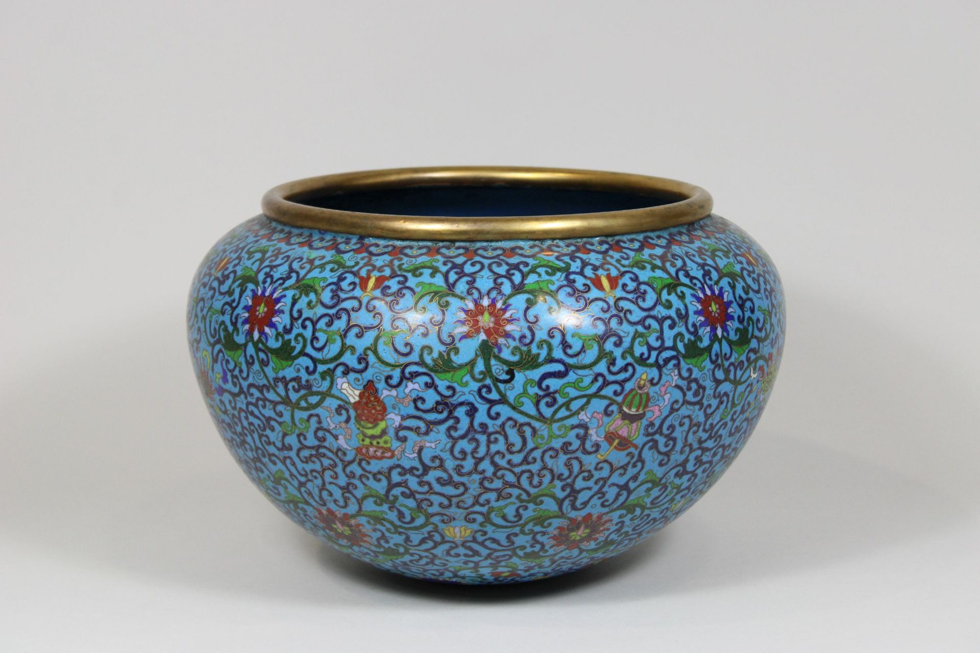 Cloisonne Schale, China, 18./19. Jh., am Boden markiert, blau glasiert mir floralen Dekor