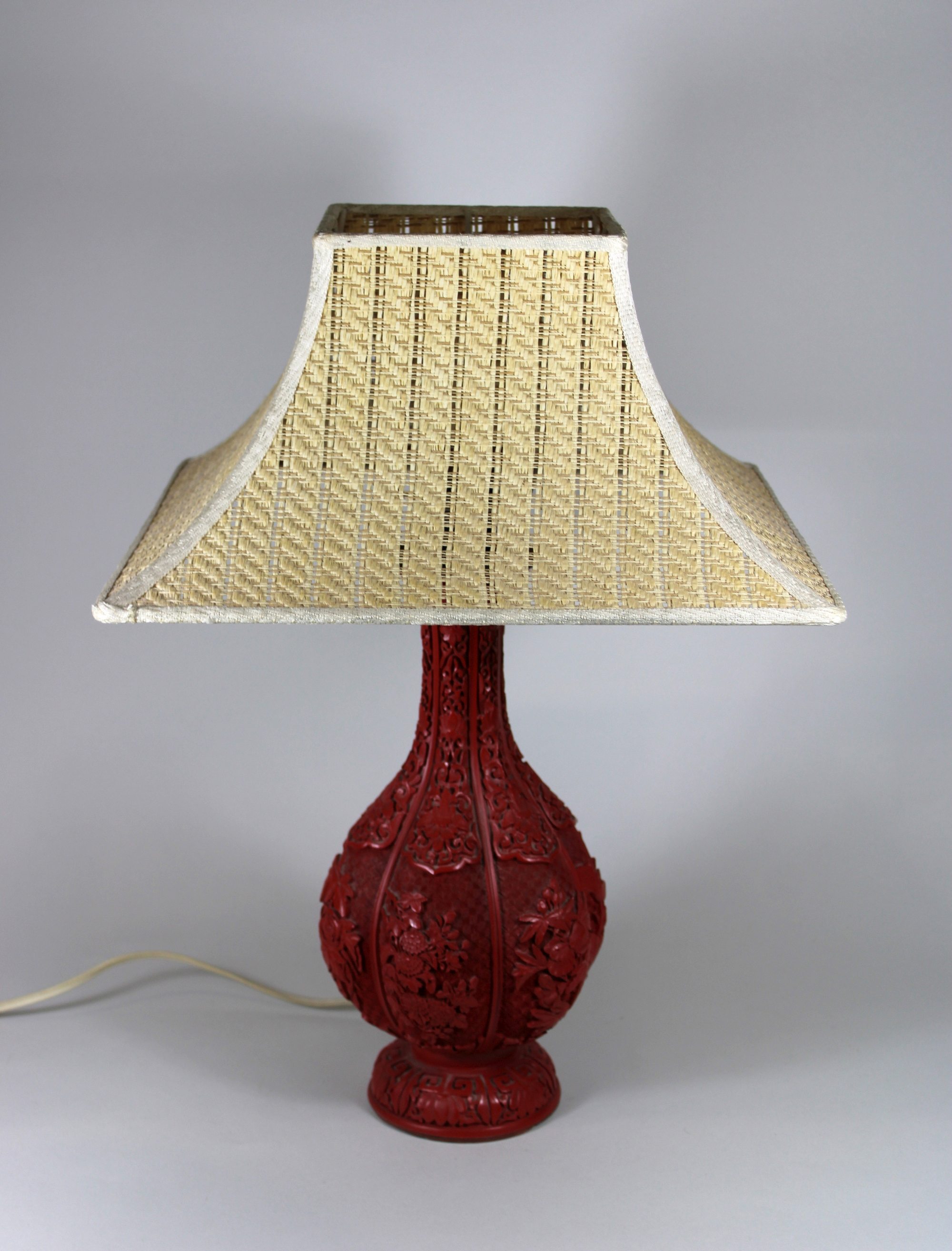 Rotlack-Lampe, China, Messingkorpus, geschnitzt, mit Lampenschirm