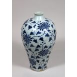 Meiping Vase, China, blau-weiß Unterglasur, Blumen- und Rankendekor