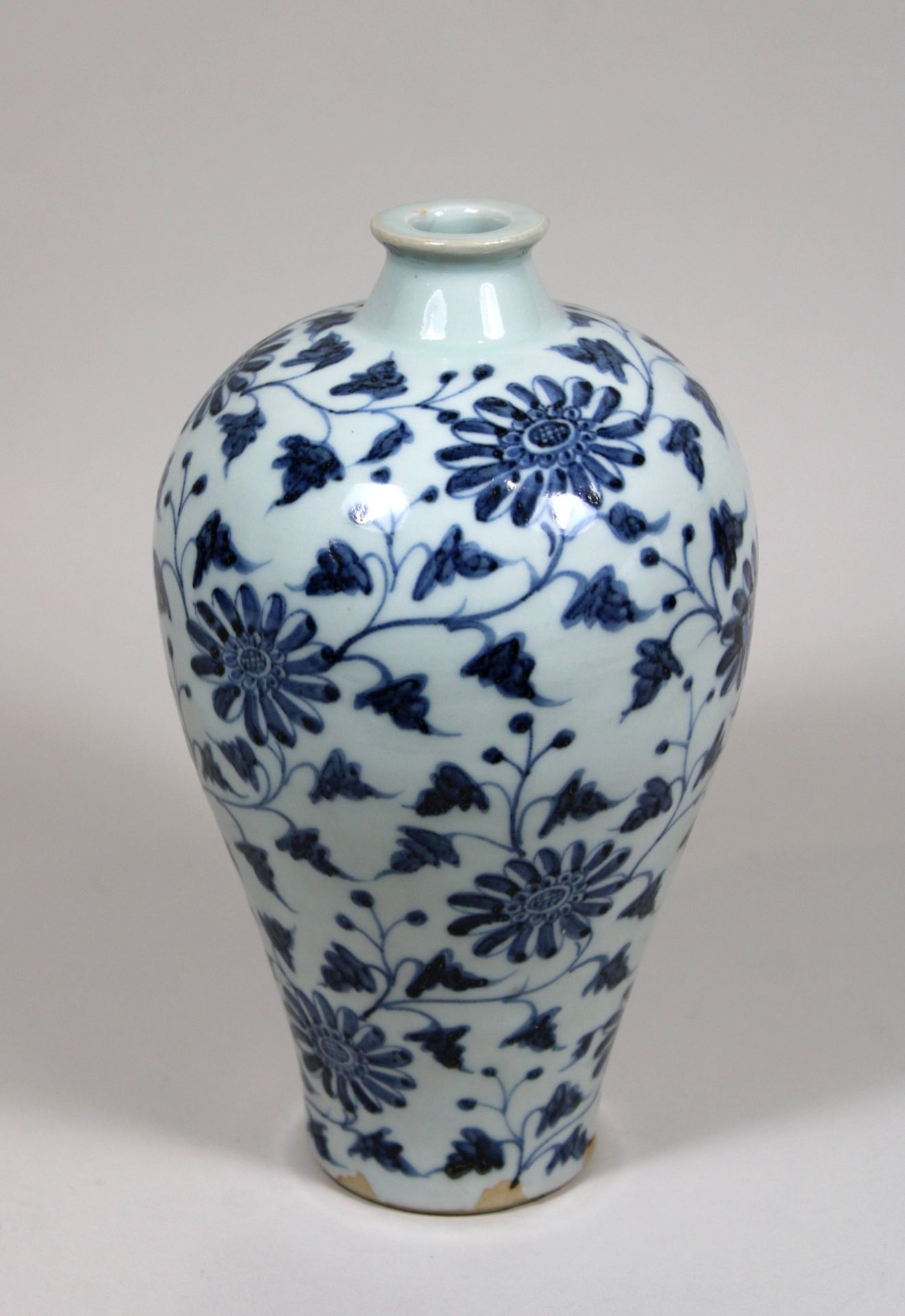 Meiping Vase, China, blau-weiß Unterglasur, Blumen- und Rankendekor