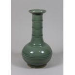 Vase, China, Porzellan, wohl 19/20. Jh., Longquan Seladon. H.: 23 cm.