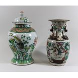 Paar Vasen, China, Porzellan, eine Deckelvase (Deckel angeklebt)