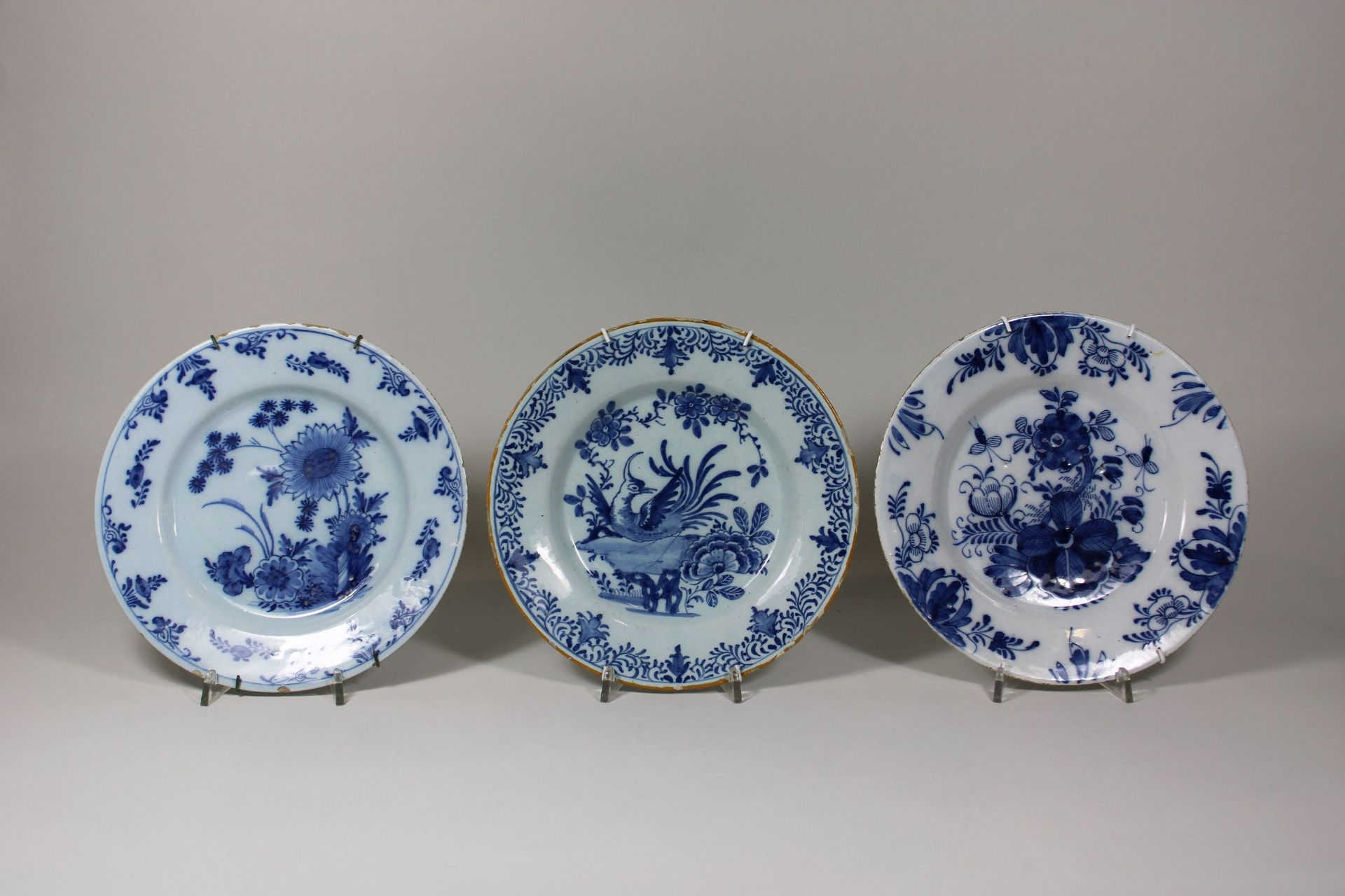 3x Fayenceteller, Delft, zwei Teller De Bijl gemarkt, blau-weiß Unterglasur