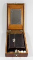 Rasierbox mit Reiseset, Box aus Holz mit ausklappbaren Spiegel