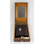 Rasierbox mit Reiseset, Box aus Holz mit ausklappbaren Spiegel