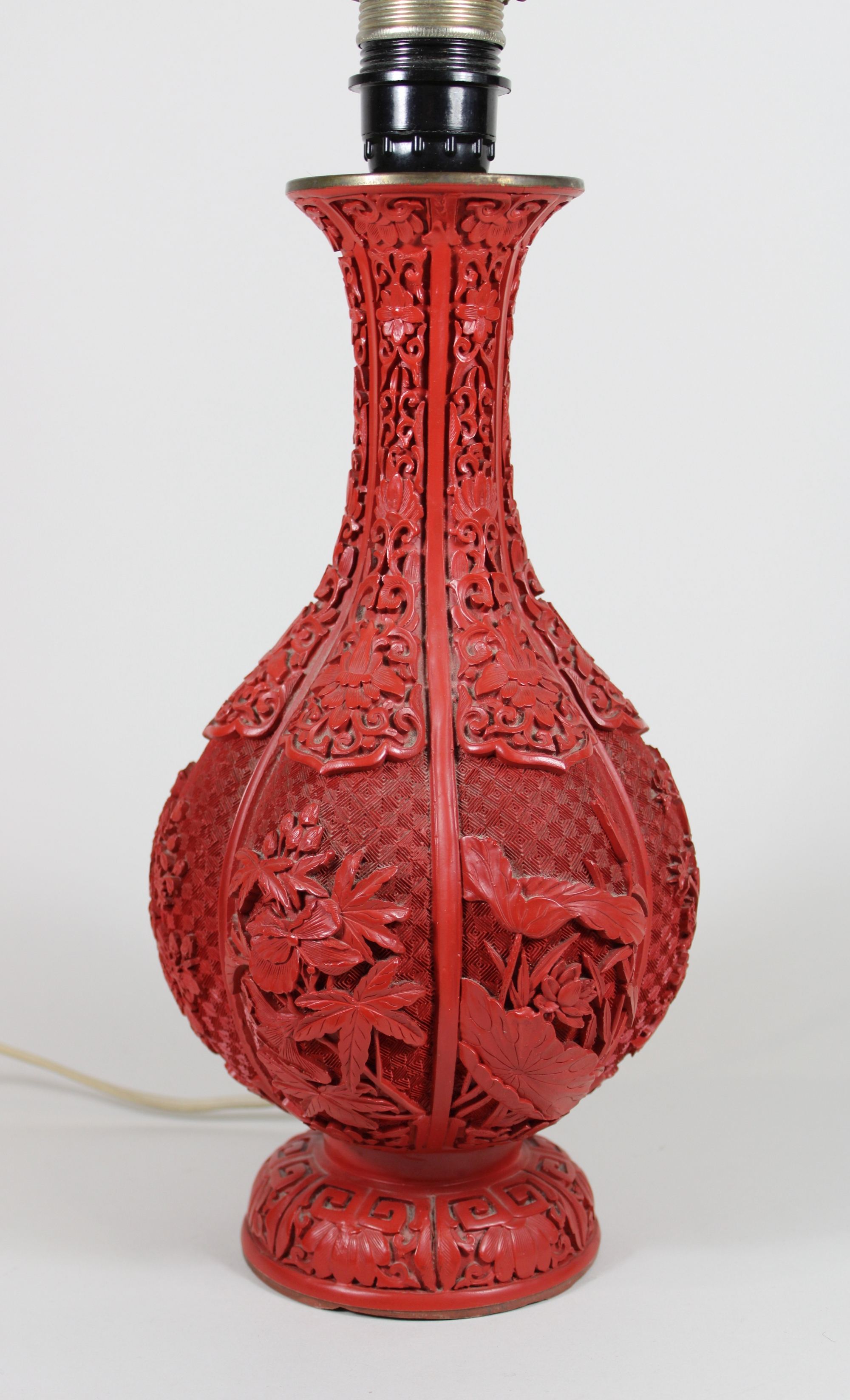 Rotlack-Lampe, China, Messingkorpus, geschnitzt, mit Lampenschirm - Image 4 of 4