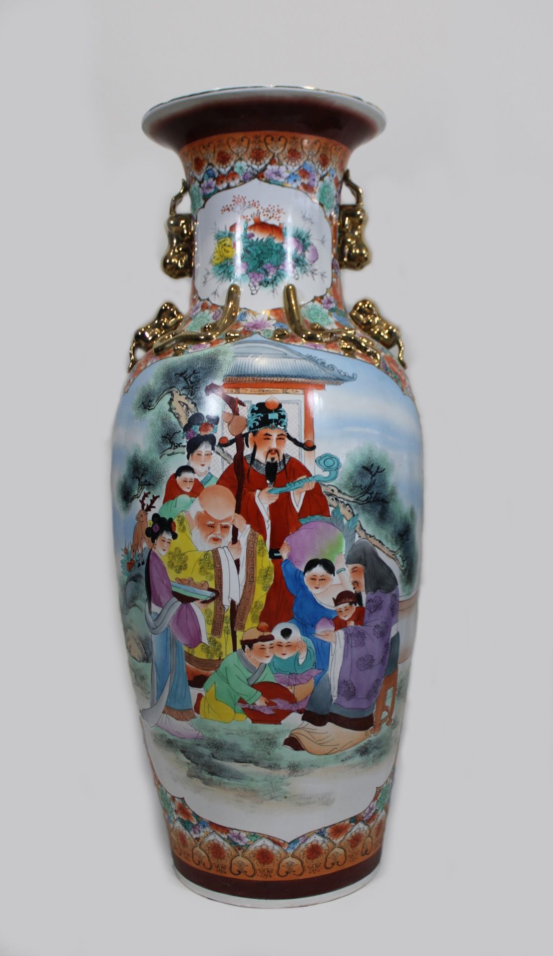 Große Vase, China, Porzellan, polychrom bemalt, figürliche Szene