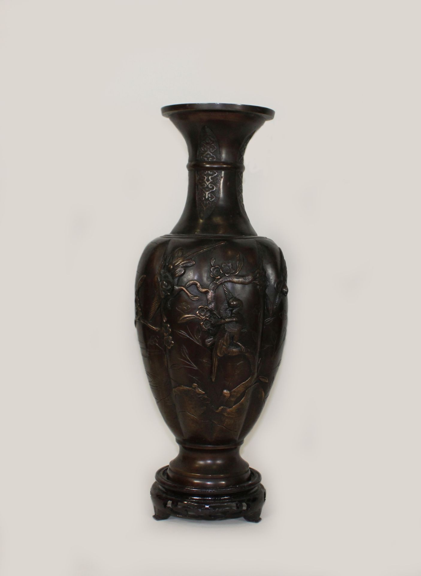 Meiji Vase aus Bronze (zweiteilig) mit Sockel, Japan, mit Pflanze und Vögeln