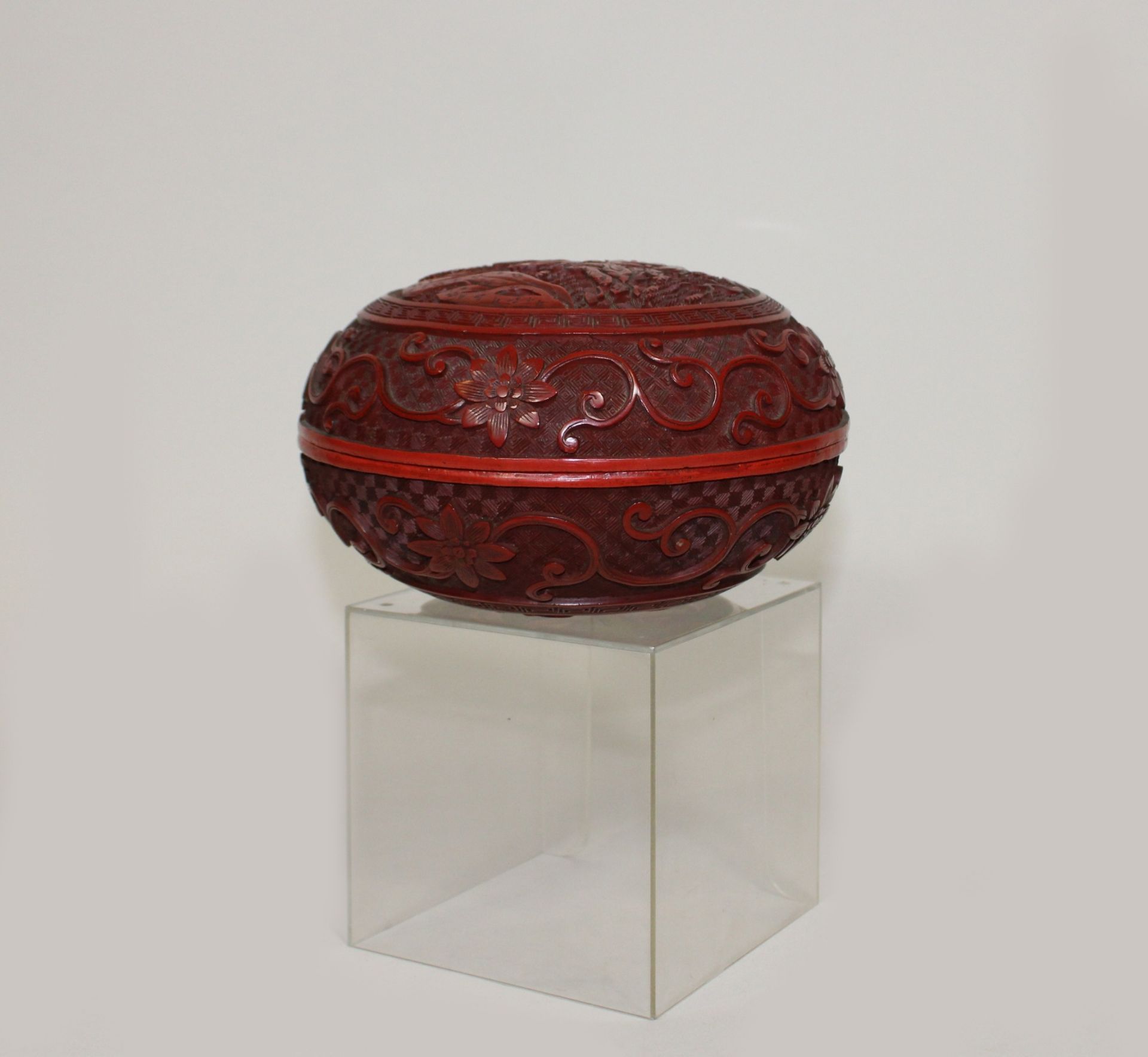 Chinesische Lackdose, wohl 18./19. Jh., Holz, runde Form, mit Lackreliefschnitzerei