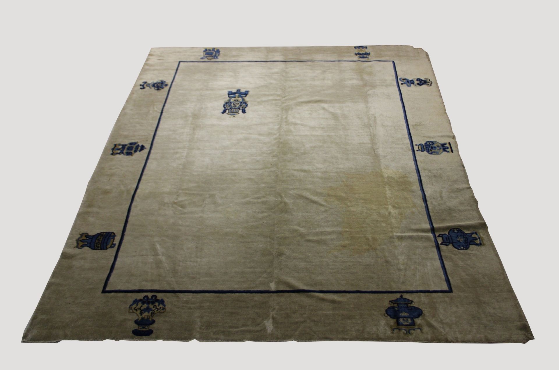 China Teppich, 19 Jh. Maße: 285 x 248 cm. 