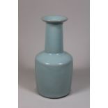 Mallet Vase, China, Porzellan, wohl 19/20. Jh., blassblaue Seladon Glasur.