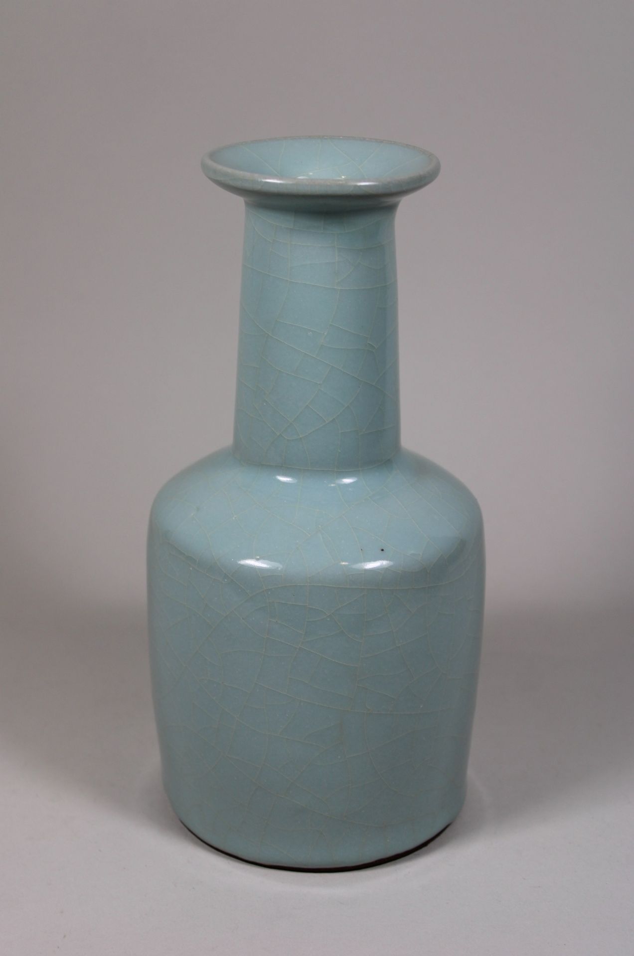 Mallet Vase, China, Porzellan, wohl 19/20. Jh., blassblaue Seladon Glasur.