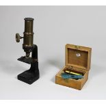 Reise- und Taschenmikroskop, in Holzboxen