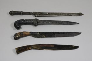 Konvolut Messer 4 Tl. 1x einschneidige Klinge, Holzgriff mit Schnitzerei