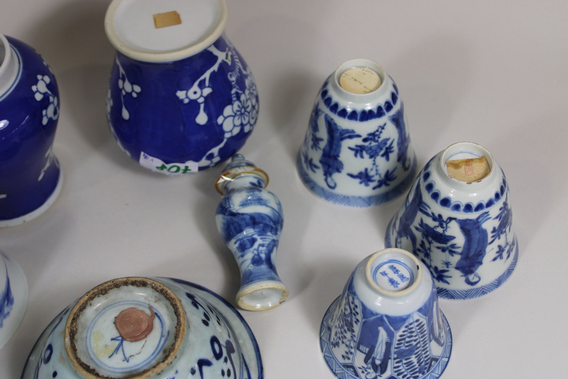 Konvolut Porzellan 12 Tl., China, 5x Teecups, blau-weiß unterglasur - Image 3 of 3