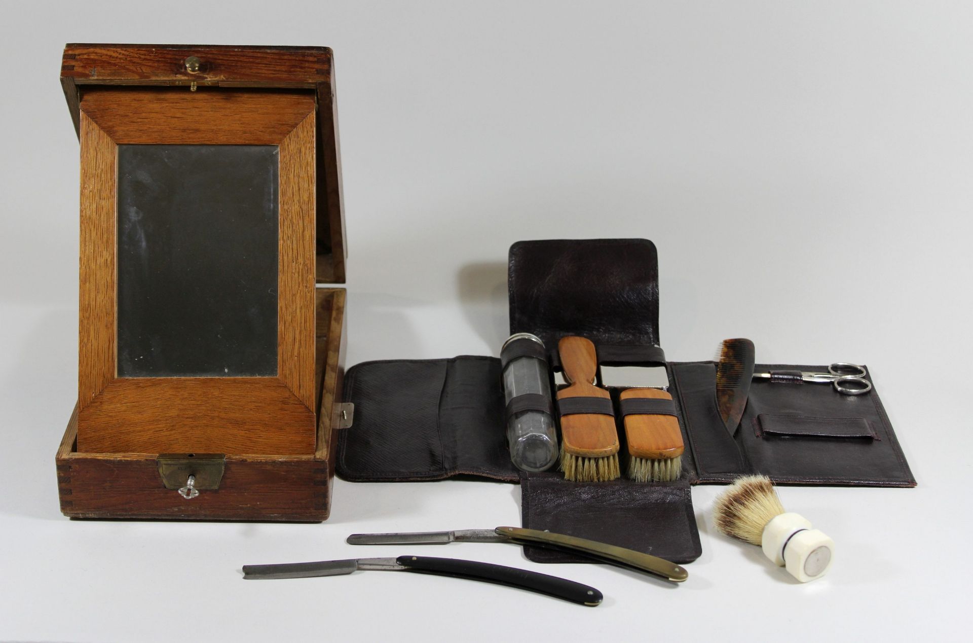 Rasierbox mit Reiseset, Box aus Holz mit ausklappbaren Spiegel - Image 3 of 3