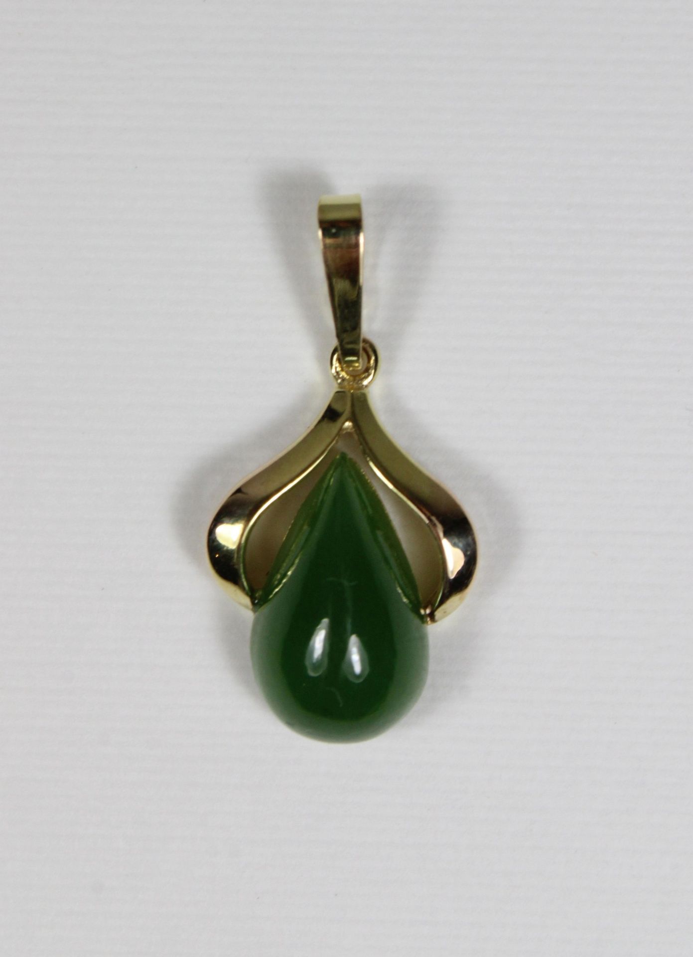 Kettenanhänger mit Jadestein, 585 Gold, G. 1,7 gr.