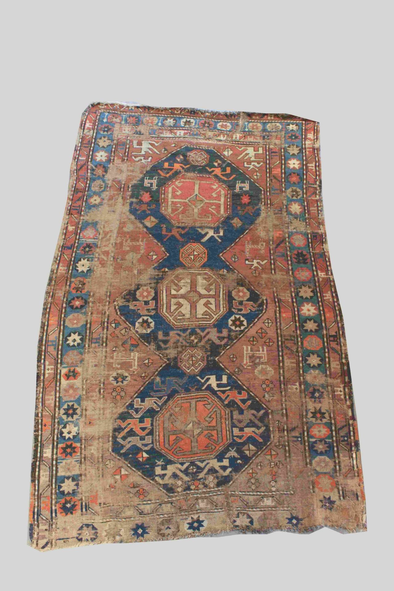 Türkischer Teppich, antik. Maße: 124 x 227 cm.