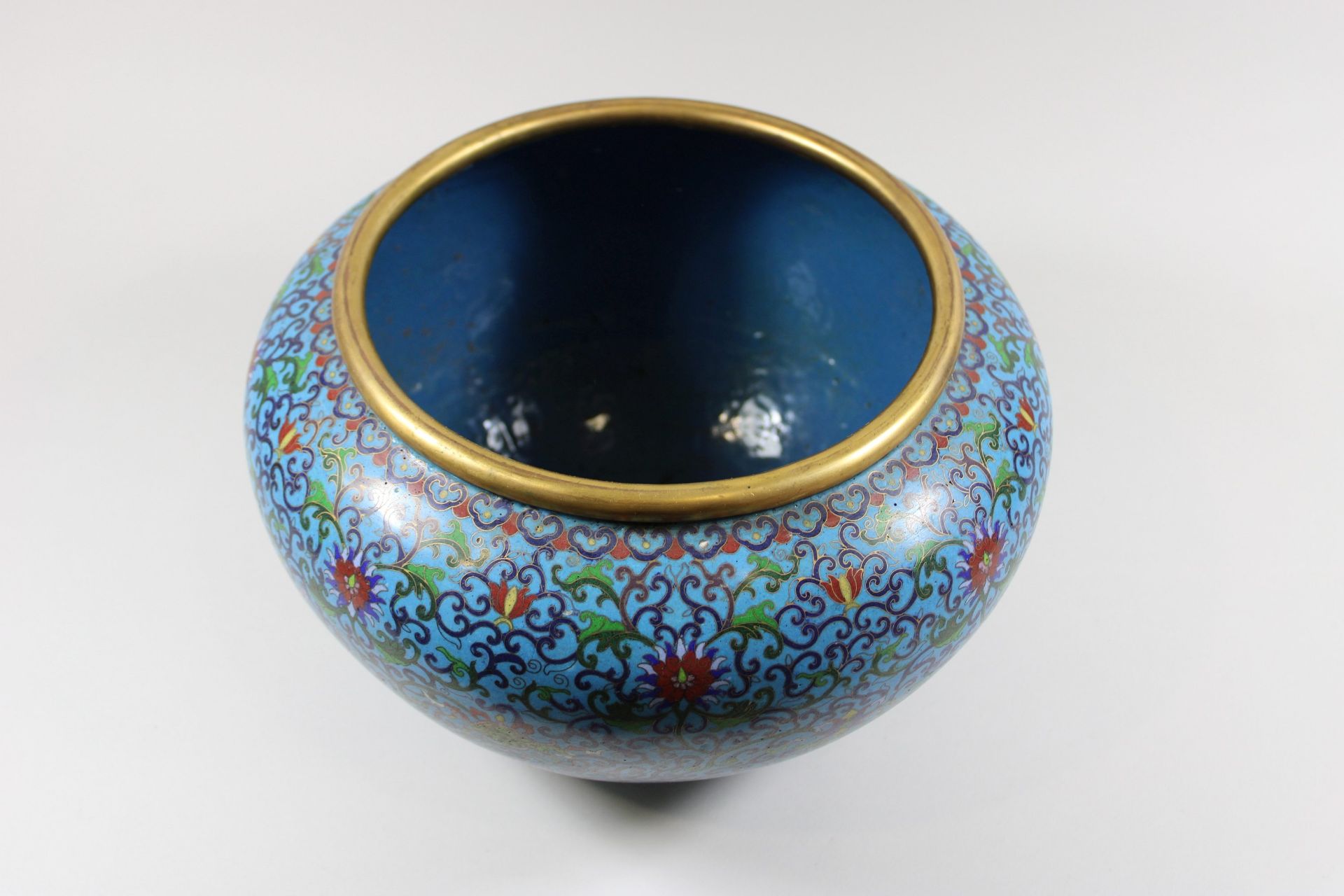 Cloisonne Schale, China, 18./19. Jh., am Boden markiert, blau glasiert mir floralen Dekor - Bild 4 aus 4