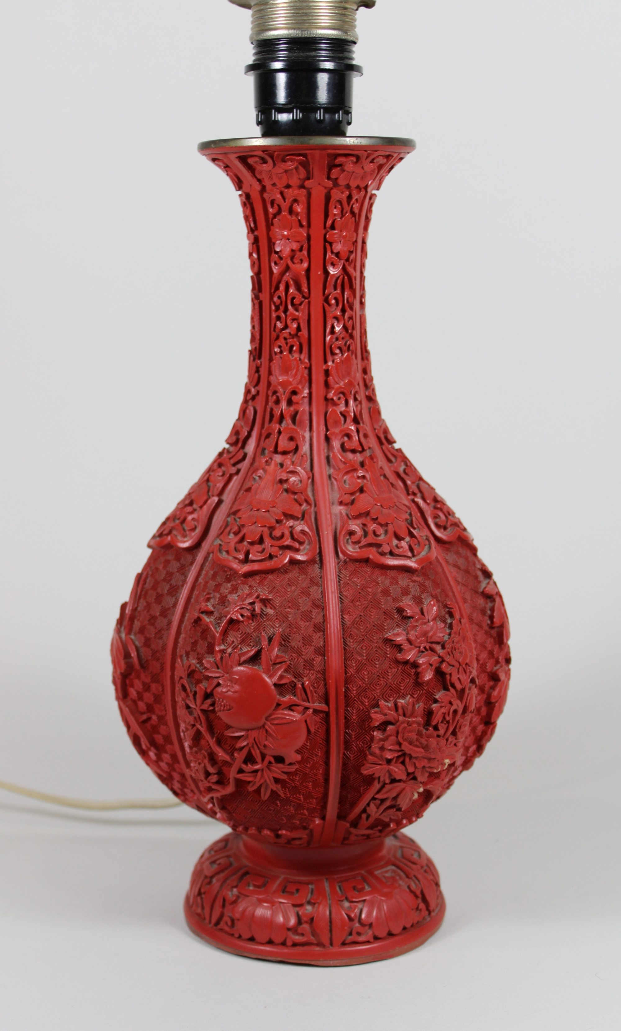 Rotlack-Lampe, China, Messingkorpus, geschnitzt, mit Lampenschirm - Image 3 of 4